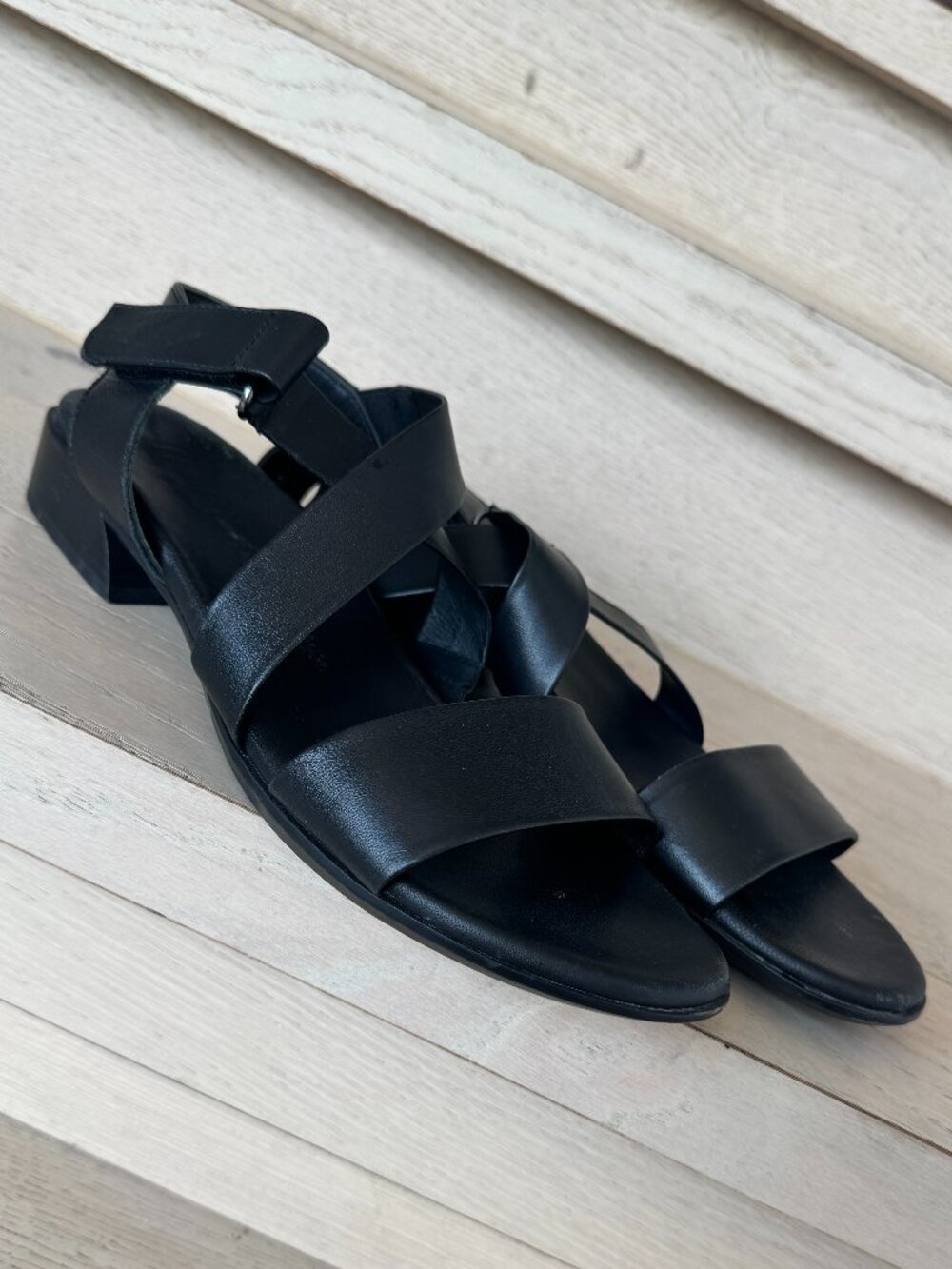 Munro Black Sandals Crisscross Straps 8 8.5
